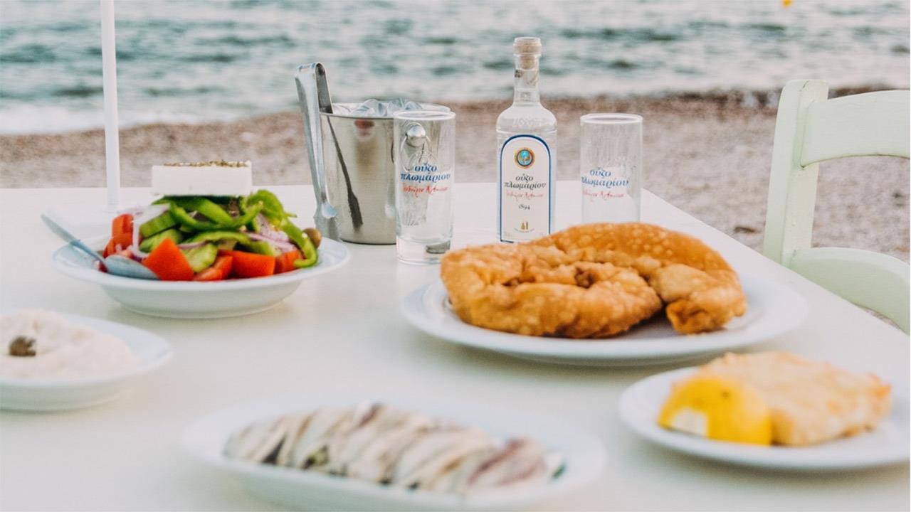 Βραδινά ούζα στην παραλία