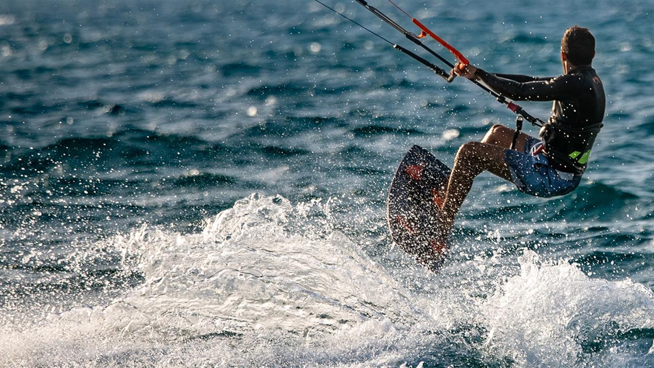 Συγκλονιστική διάσωση πατέρα και κόρης που παρασύρθηκαν από τα κύματα στη Θεσσαλονίκη [βίντεο]