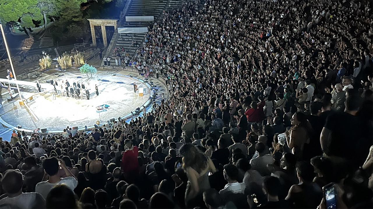 ζ – η – θ, Ο Ξένος: Μια υπαρξιακή περιπλάνηση στο Αρχαίο Θέατρο Επιδαύρου που καθήλωσε το κοινό