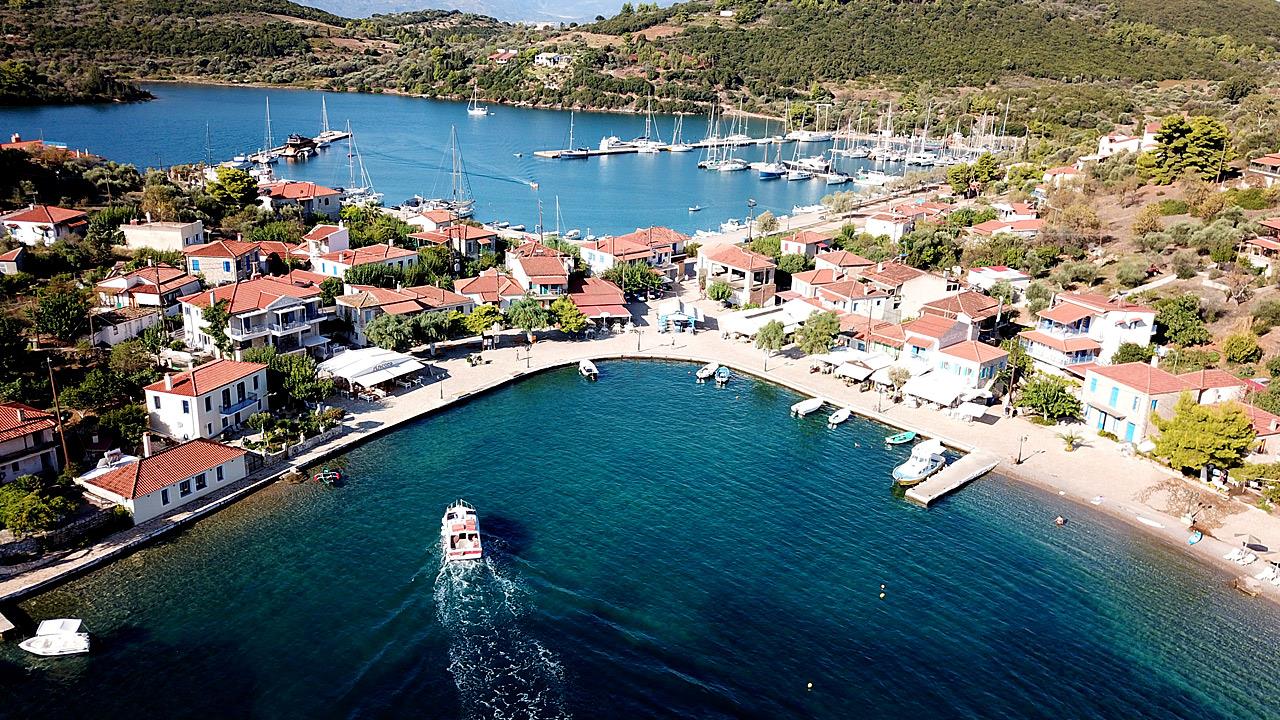 Τα Τριζόνια είναι το μυστικό νησί που έψαχνες (και έχει ακτοπλοϊκά 4€ πήγαινε-έλα)