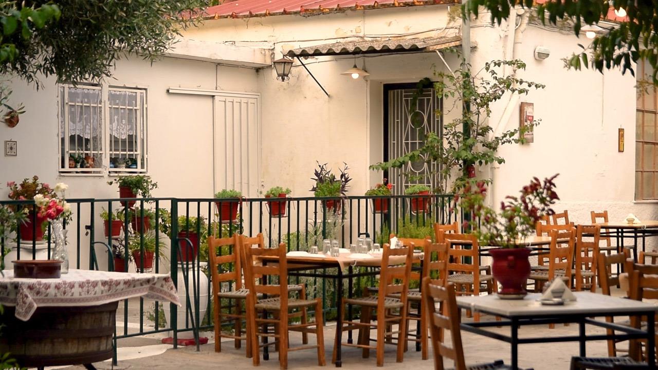 5 μυστικά ταβερνάκια που πάνε μόνο οι «ντόπιοι» στα Προάστια
