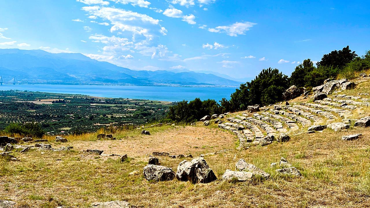 Στη Μακύνεια θα βρεις το αρχαίο θέατρο με την ωραιότερη θέα στην Ελλάδα