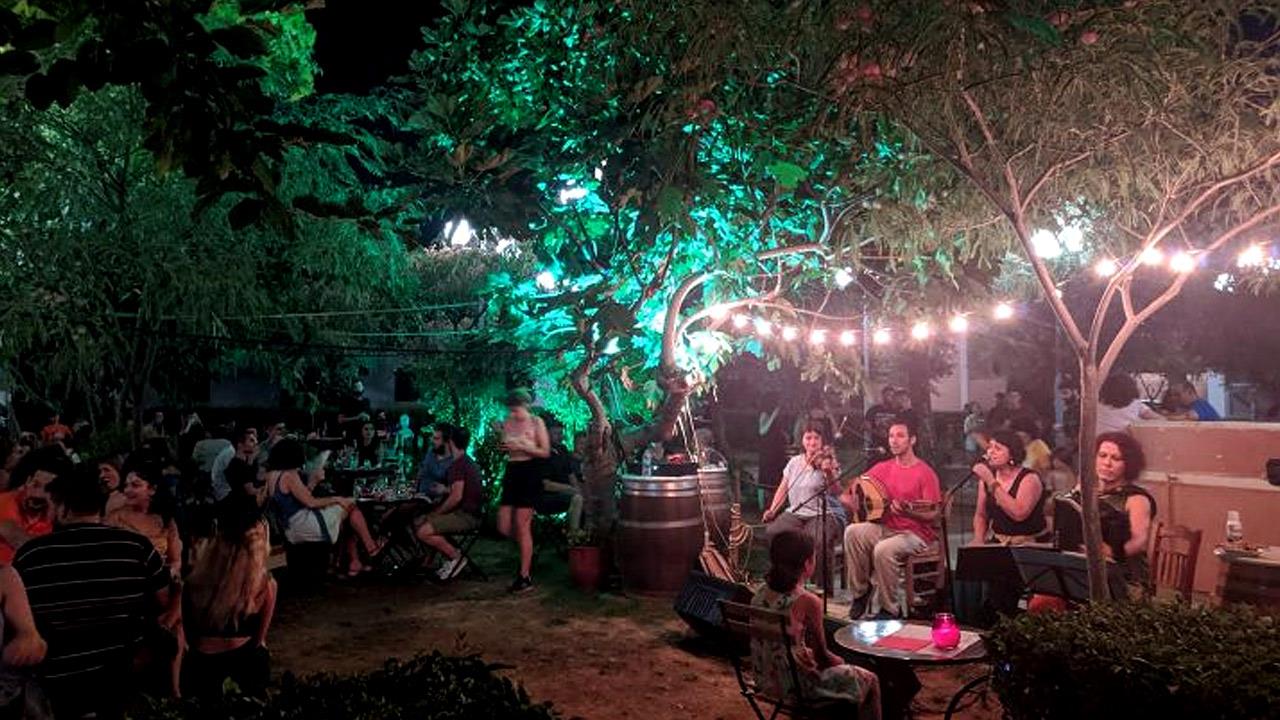 Καφενέδες και μεζεδοπωλεία με τραπεζάκια έξω και… πενιές στην Αθήνα