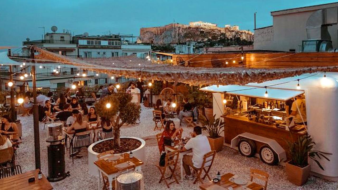 Κοκτέιλ κάτω από τα αστέρια: 6 ταράτσες που δεν σε κοιτάνε αφ’ υψηλού