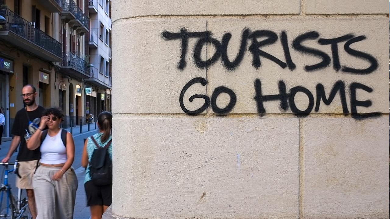 Tourists Go Home: Μήπως ήρθε η ώρα να φτάσει το «αντιτουριστικό» κίνημα και στην Ελλάδα;