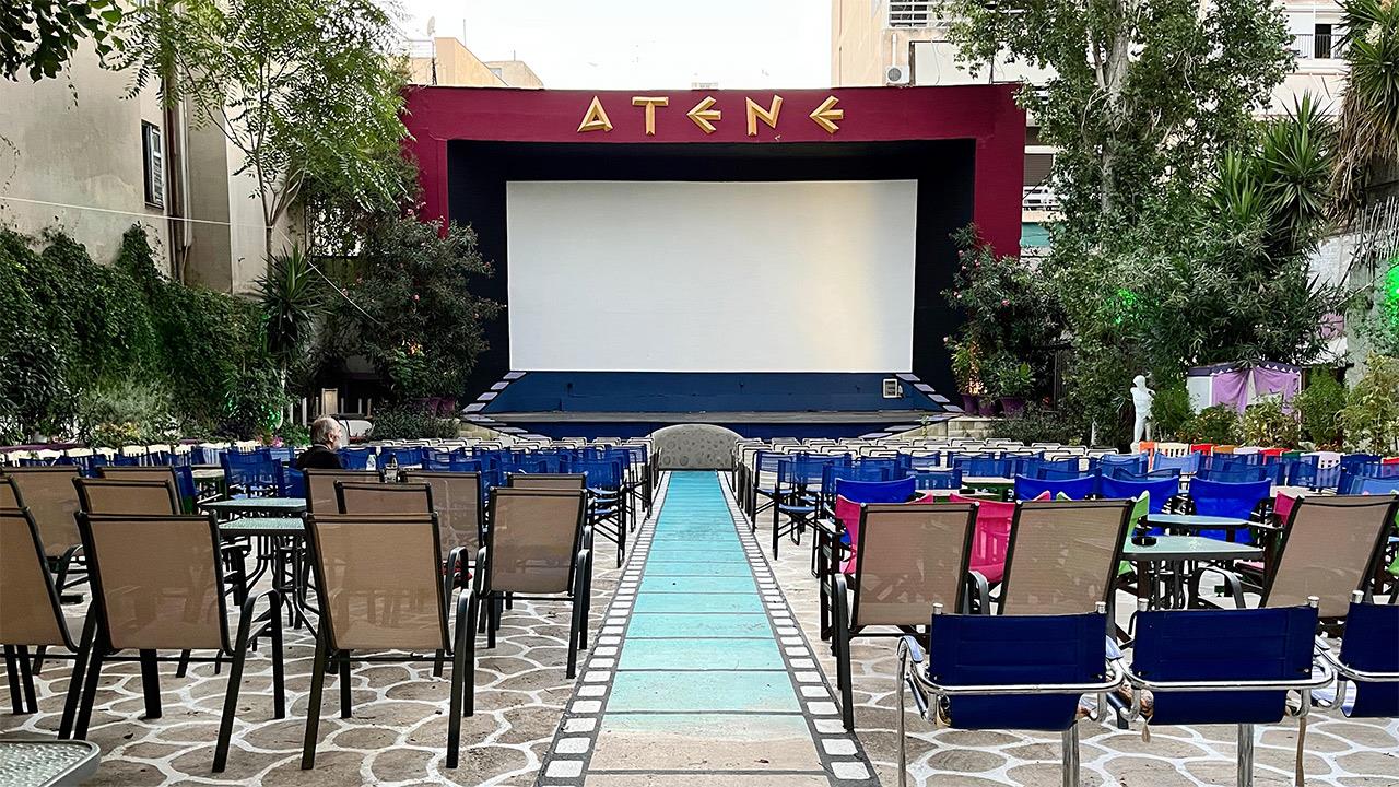 Το Cine Athenee δεν μοιάζει με κανένα άλλο θερινό σινεμά