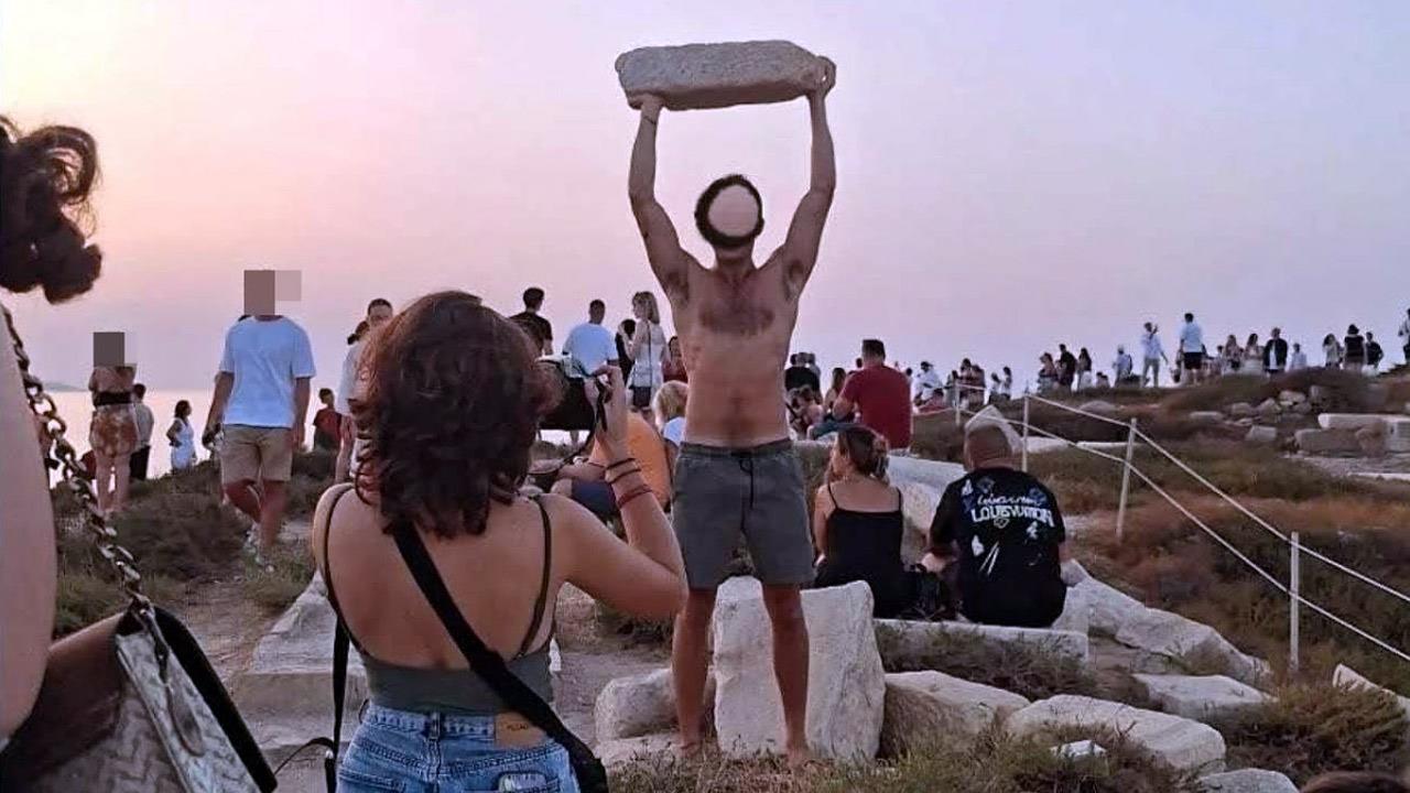 Σάλος με φωτογραφία τουρίστα που πόζαρε με αρχαίο μάρμαρο στην Πορτάρα