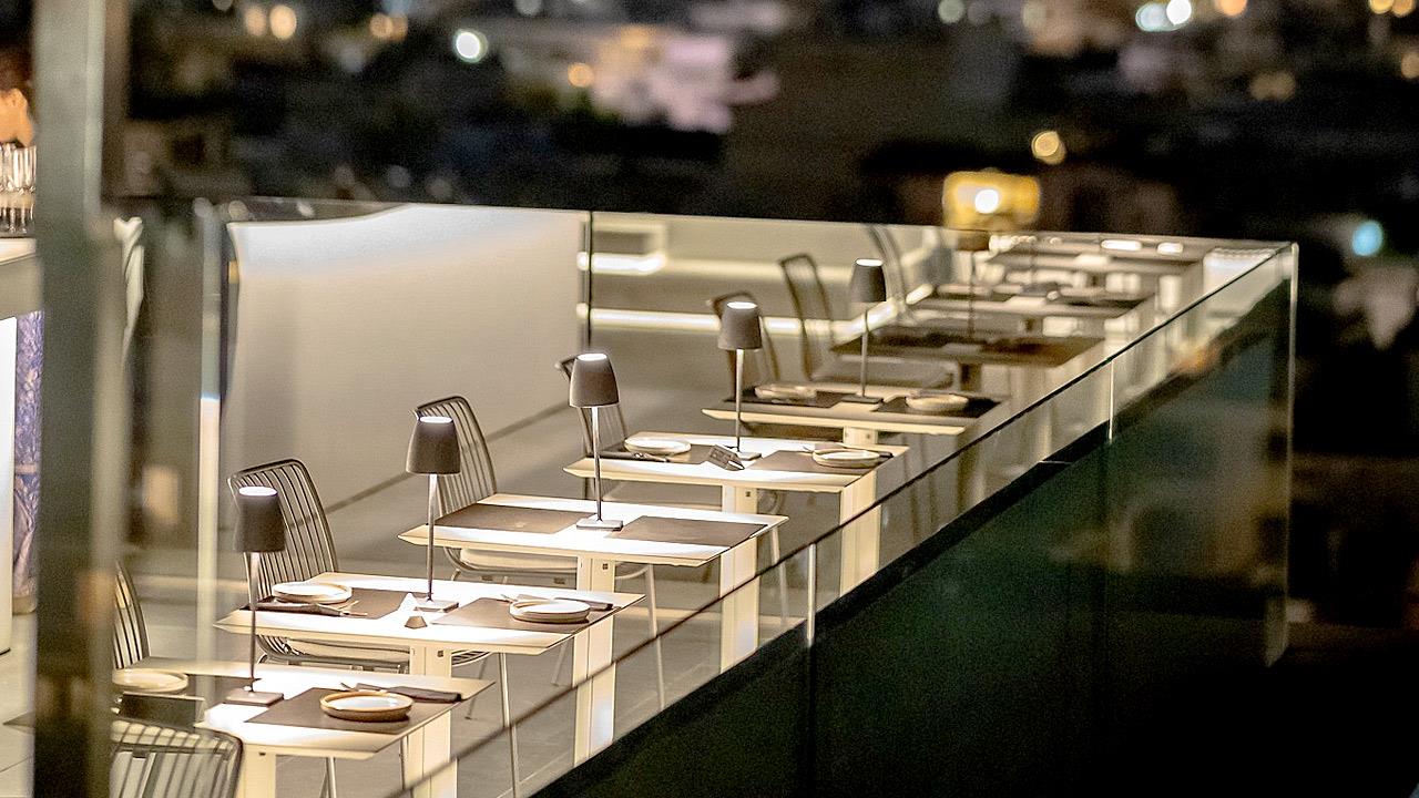 Στο Neoma Sky Restaurant θα φας συντροφιά με την ωραιότερη θέα της Αθήνας