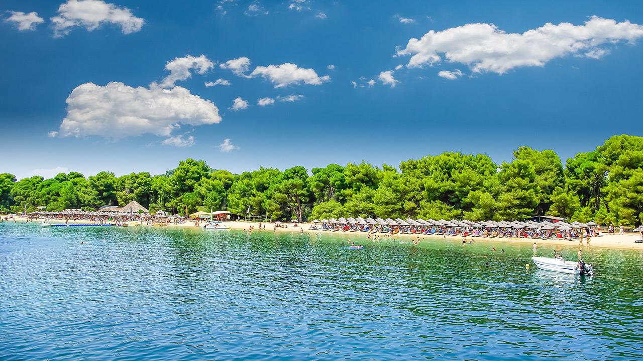 Παραλίες με φυσική σκιά: 5 νησιά για δροσερές βουτιές χωρίς ομπρέλα