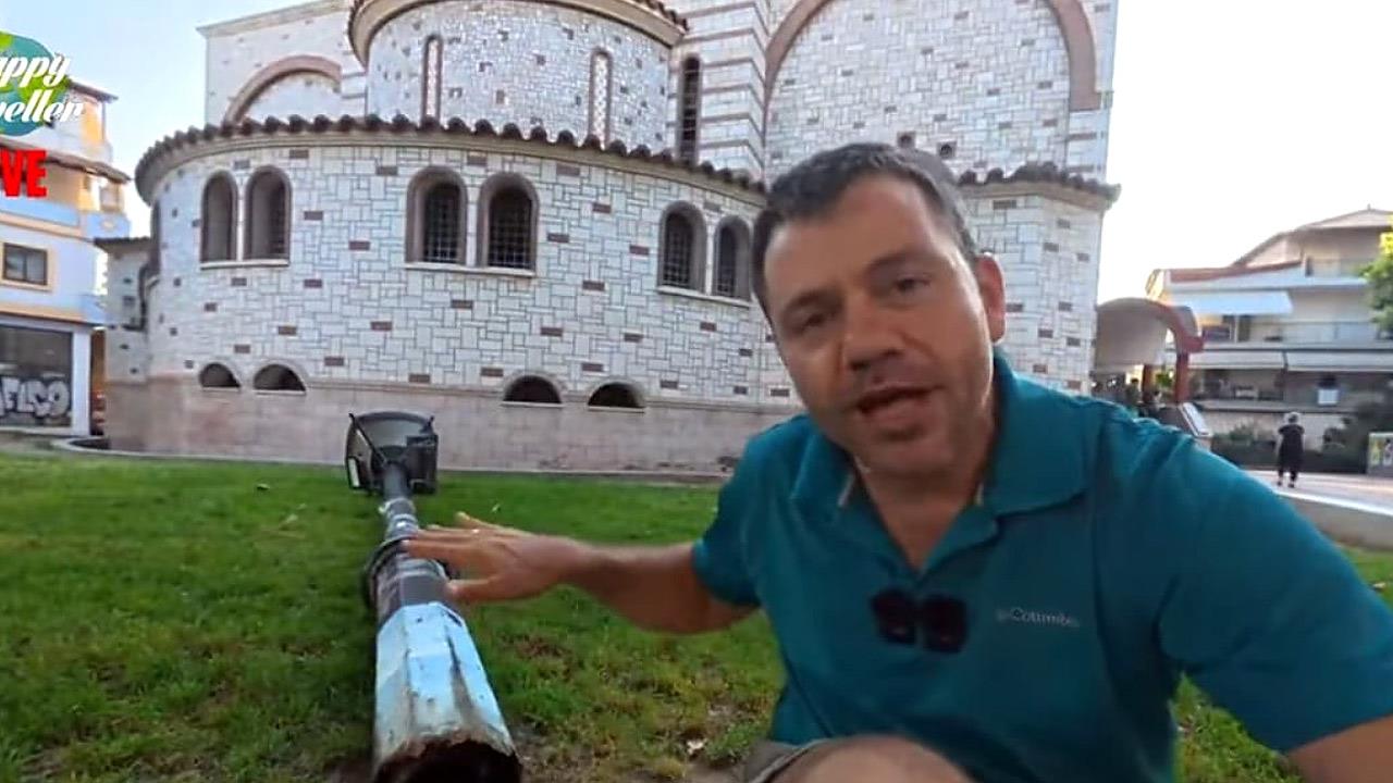 Επική τούμπα έφαγε ο Ευτύχης Μπλέτσας ρίχνοντας κολώνα της ΔΕΗ στη Θεσσαλονίκη