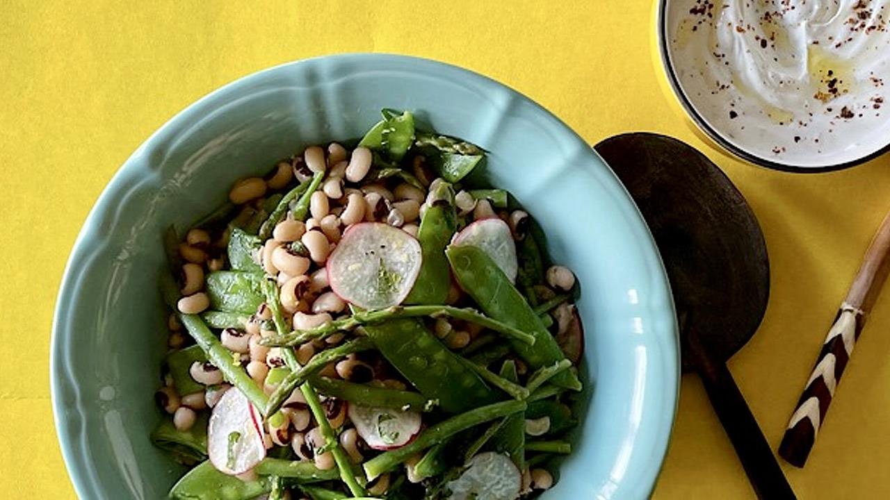 Σαλάτα με μαυρομάτικα και dressing γιαουρτιού