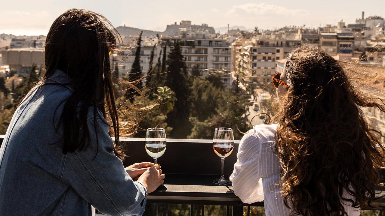 Στις ταράτσες των ξενοδοχείων πίνονται τα πιο ωραία κοκτέιλ