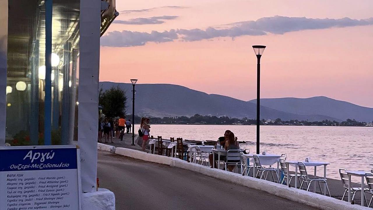 Οι καλύτερες ψαροταβέρνες στη Νέα Μάκρη για μεζέδες και ουζάκια δίπλα στο κύμα
