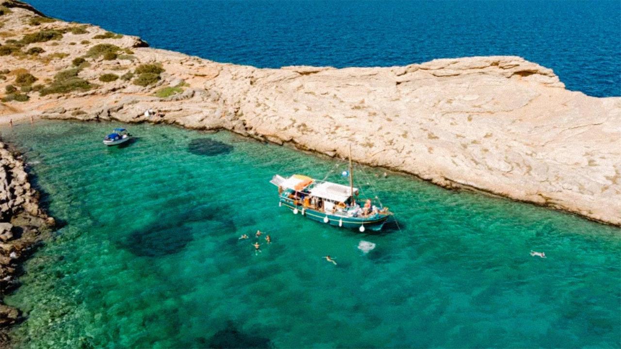 Οι Αράχνες, η μυστική παραλία της Αττικής που πας μόνο με τα πόδια (ή με μίνι κρουαζιέρα)