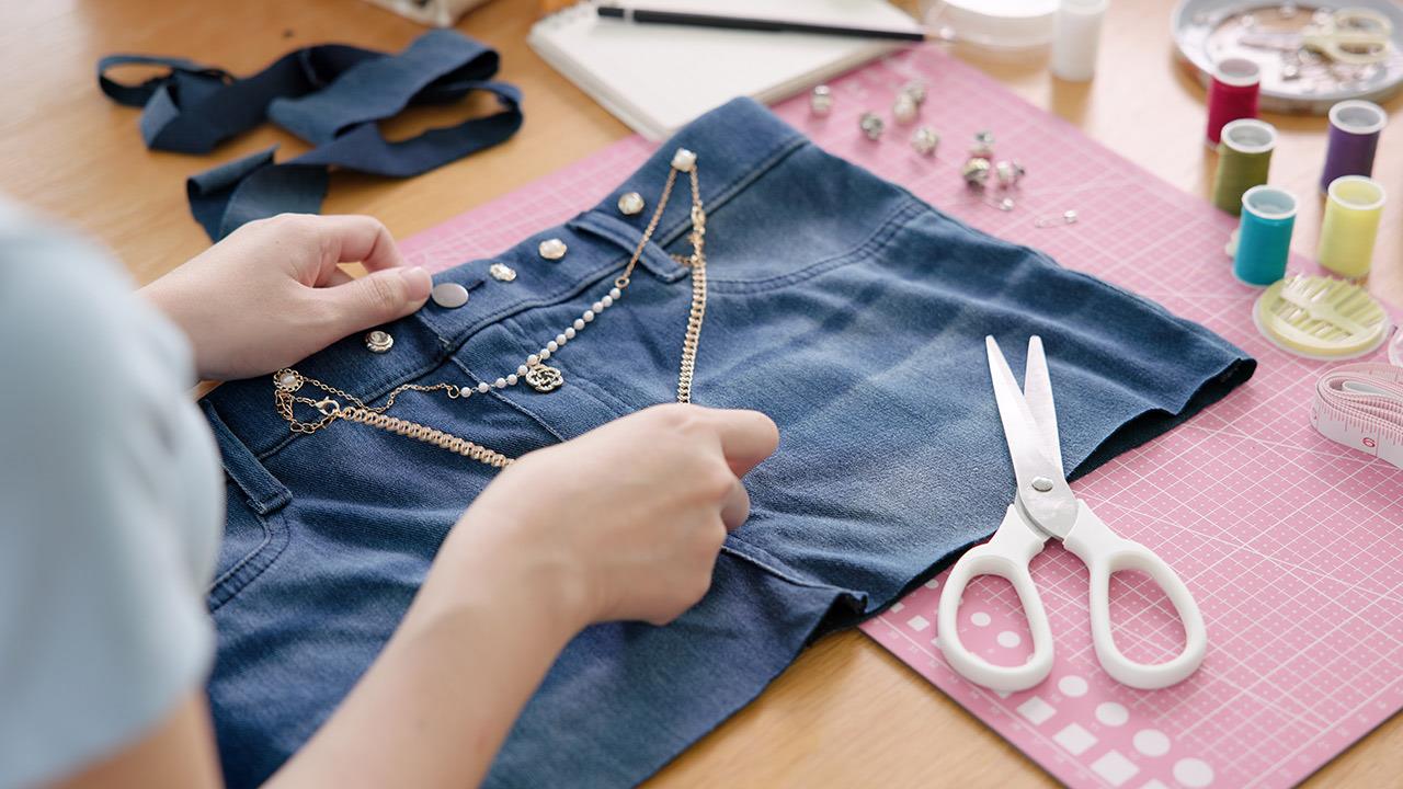 Thrift flipping: Το trend που δίνει ζωή στα παλιά (σου) ρούχα