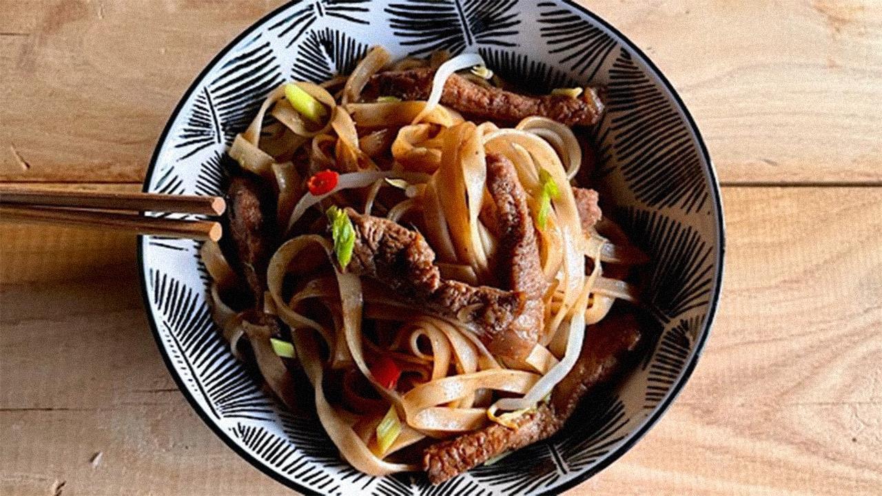 Πικάντικα noodles ρυζιού με μοσχάρι