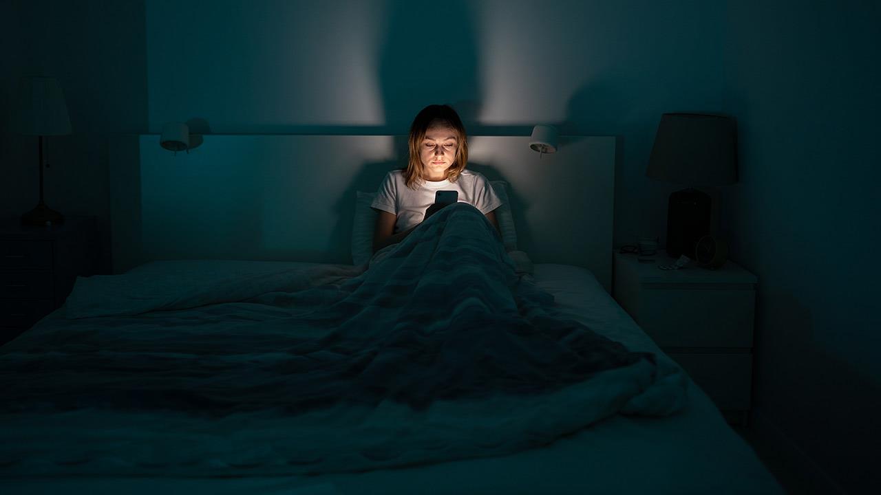 Revenge bedtime procrastination: Γιατί χαζοξενυχτάμε και τι σημαίνει αυτό για την ψυχική υγεία