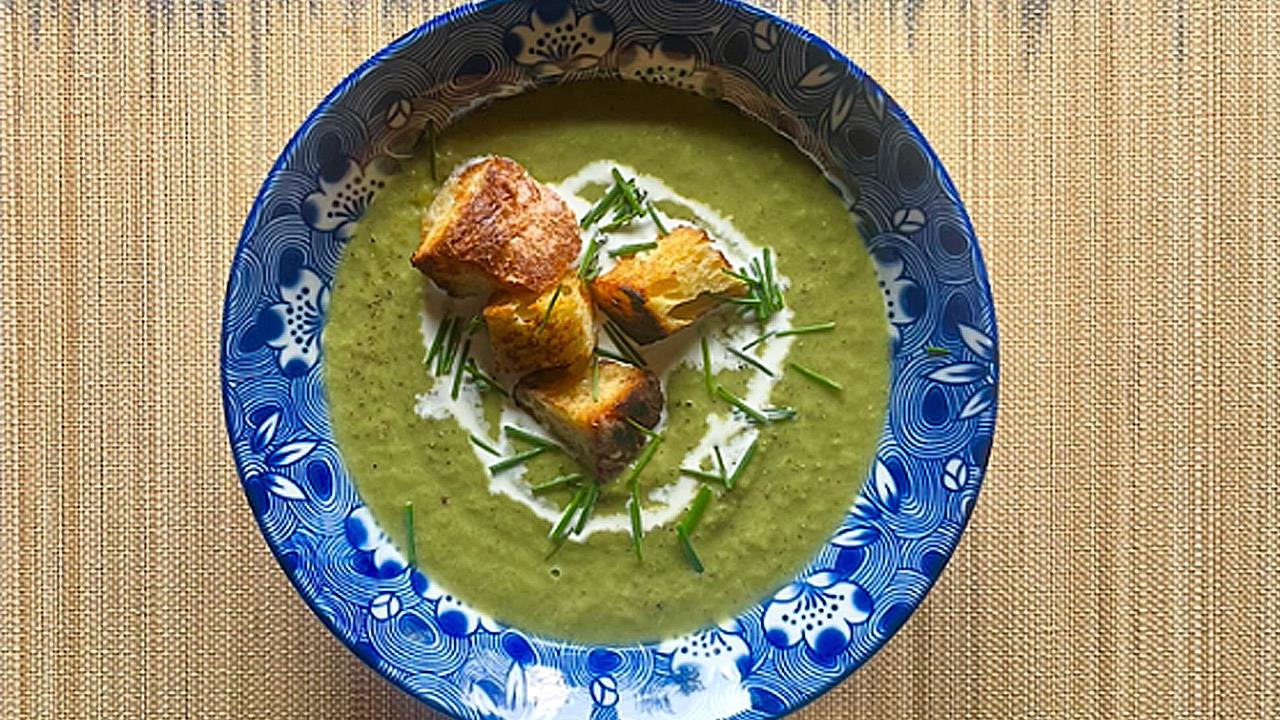 Σούπα βελουτέ με αρακά, πράσα και μαρούλι