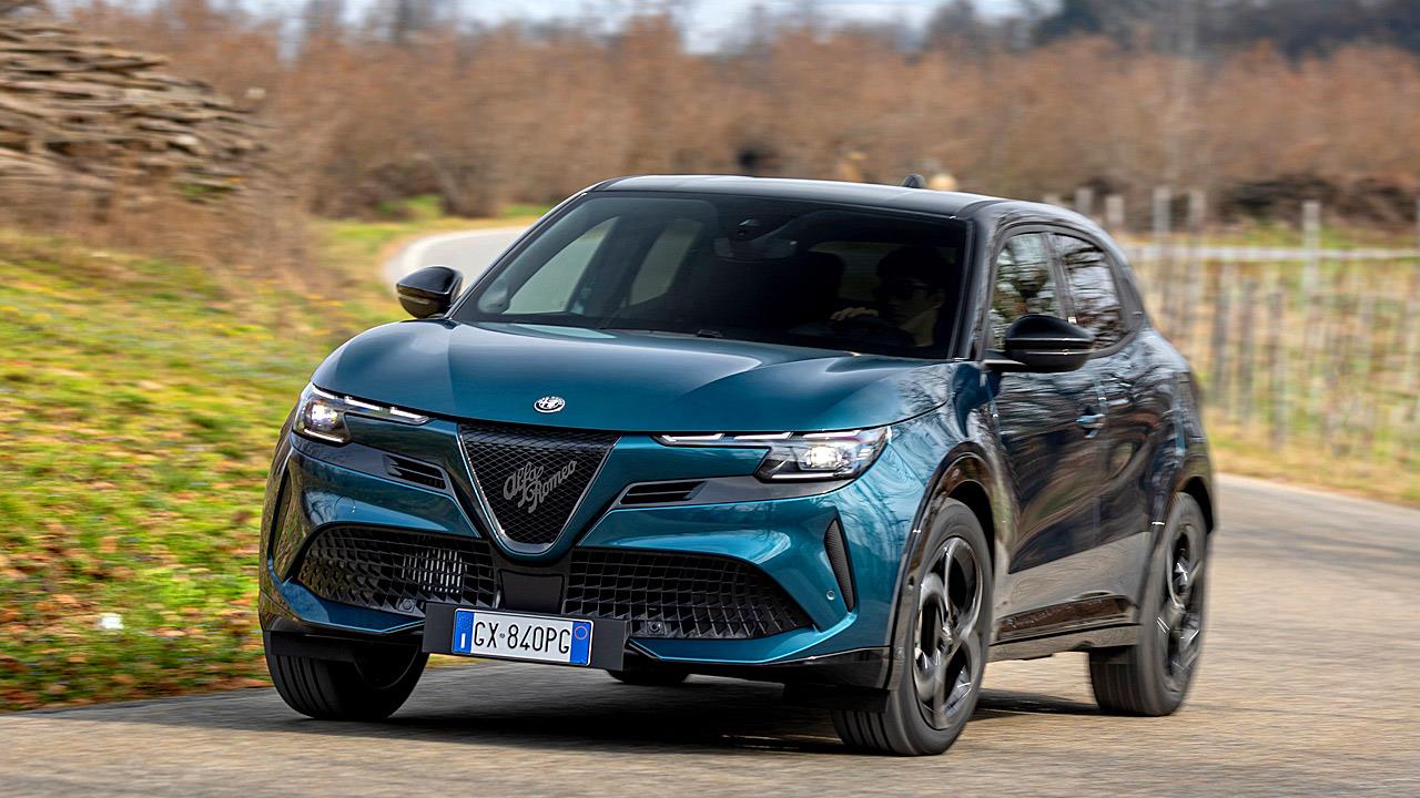 Alfa Romeo Junior Ibrida Q4: Εξαιρετικός έλεγχος και υψηλές επιδόσεις