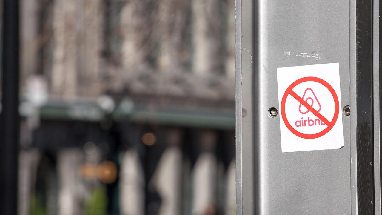 Τέλος τα νέα Airbnb σε Θεσσαλονίκη, Σαντορίνη, Χανιά, Πάρο και Χαλκιδική
