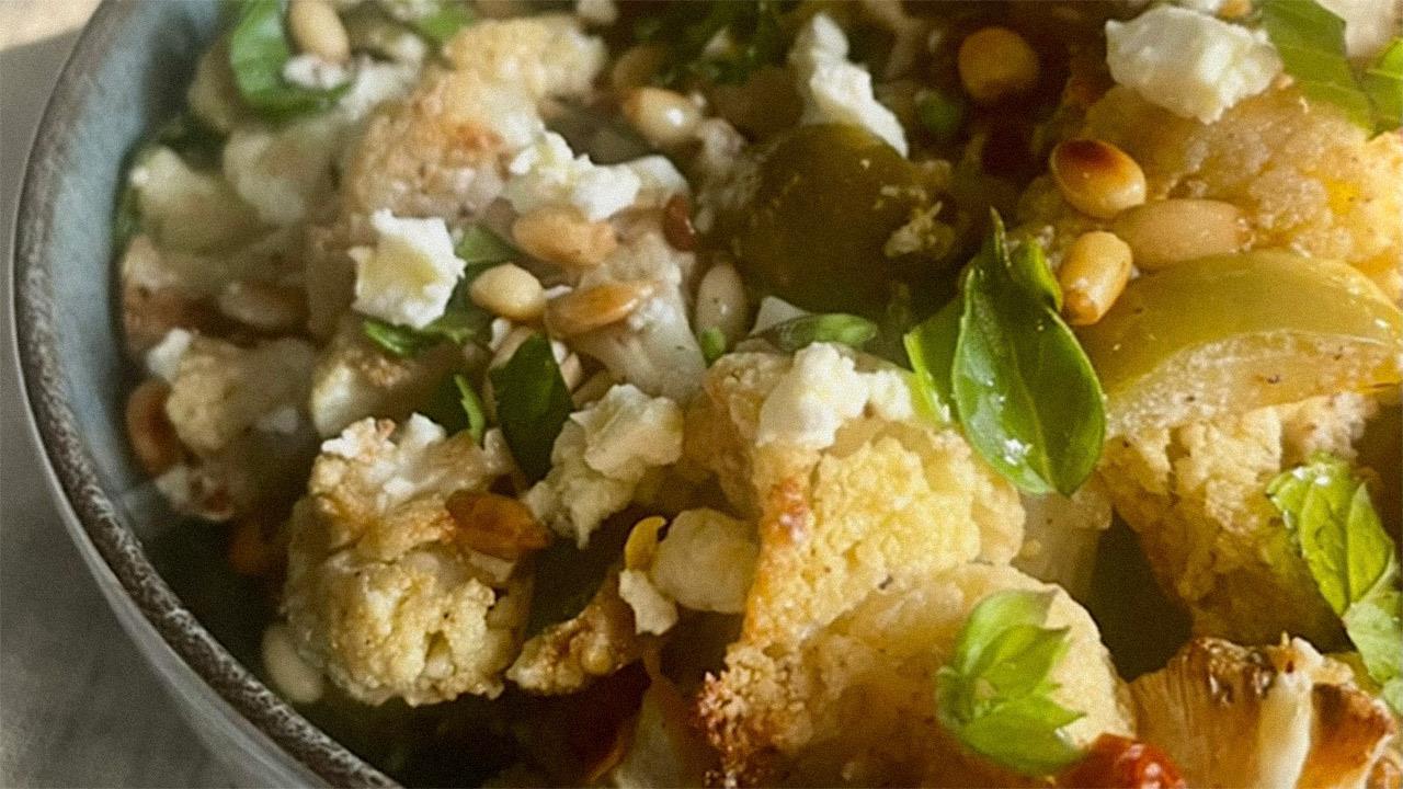 Σαλάτα με ψητό κουνουπίδι, πράσινες ελιές, λιαστές ντομάτες και φέτα