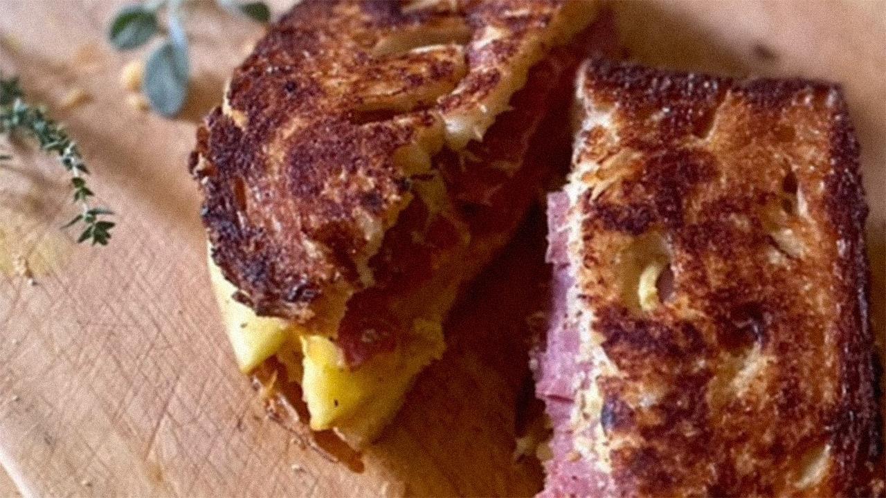Τοστ στο τηγάνι (grilled cheese) με μήλα, παστράμι και τσένταρ