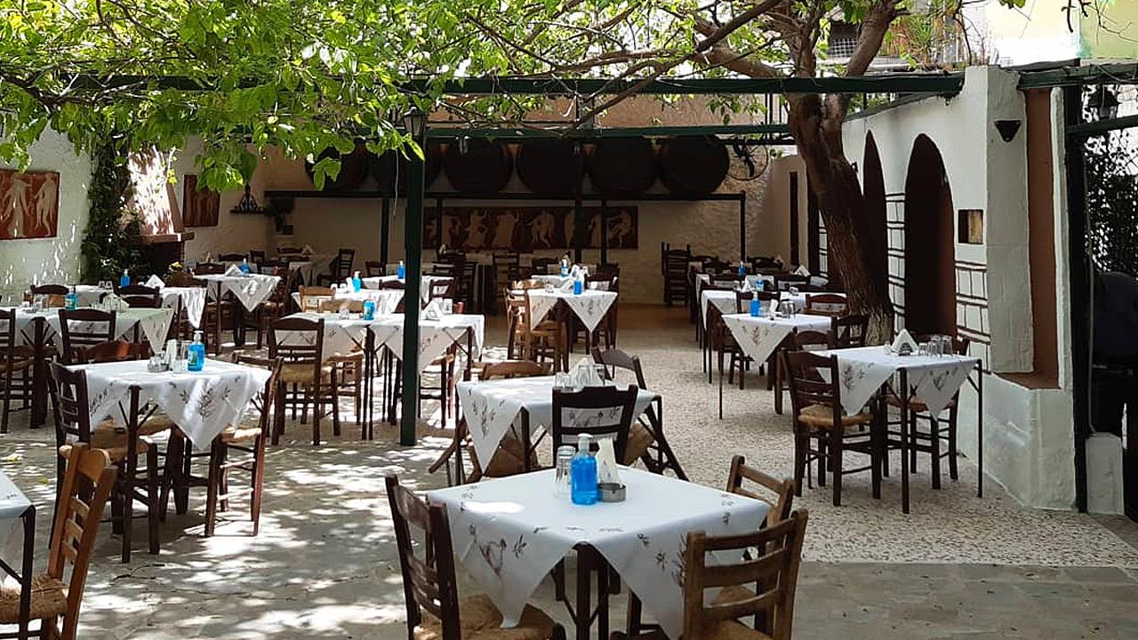 Αγαπημένα ταβερνάκια και στο βάθος κήπος