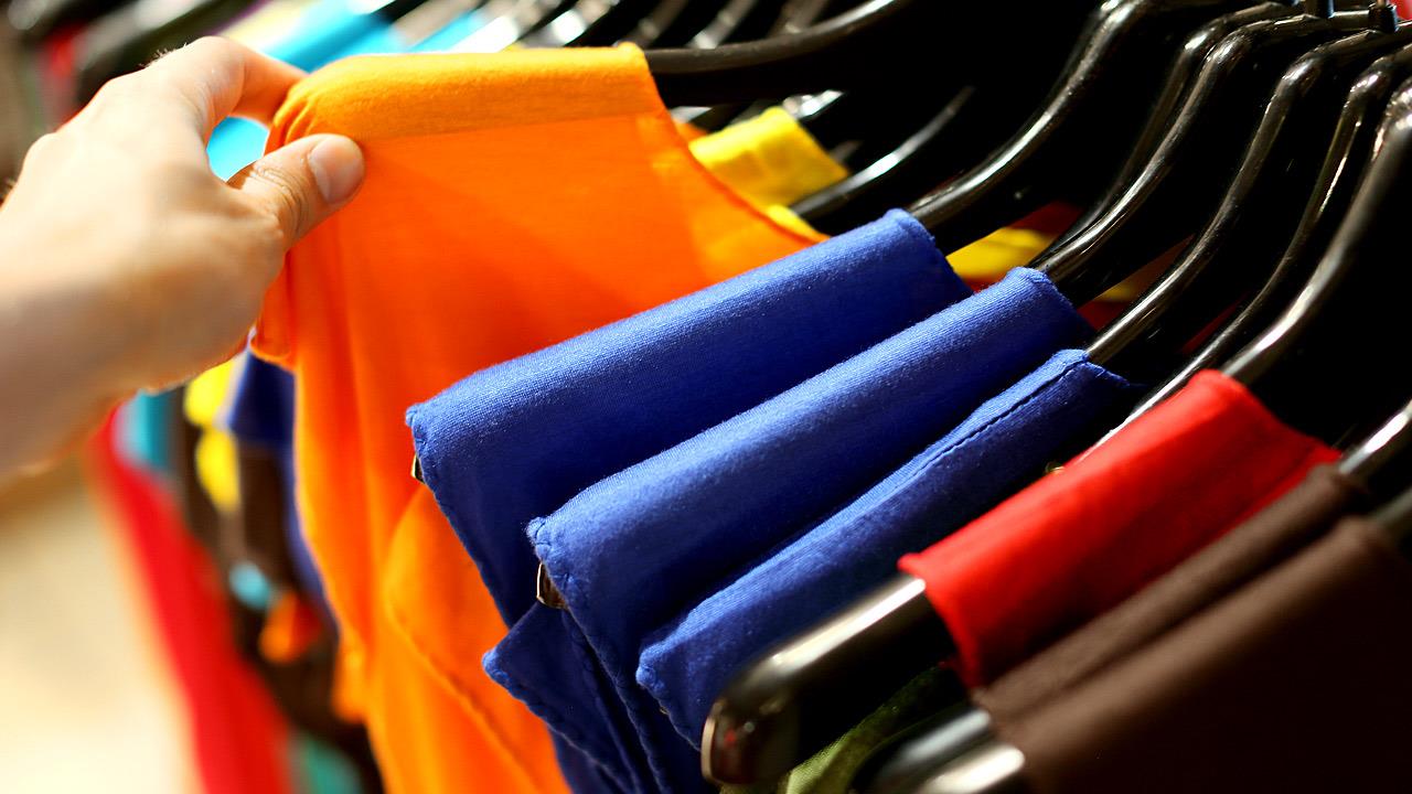 Στοκατζίδικα Αθήνα: Πού θα βρεις ρούχα, παπούτσια και είδη σπιτιού σε προσφορές