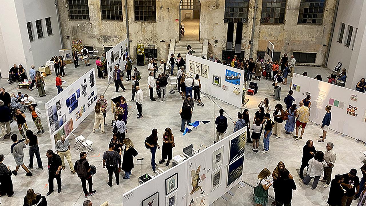 Το Platforms Project 2025 φέρνει δωρεάν σπουδαία τέχνη στο Καπνεργοστάσιο