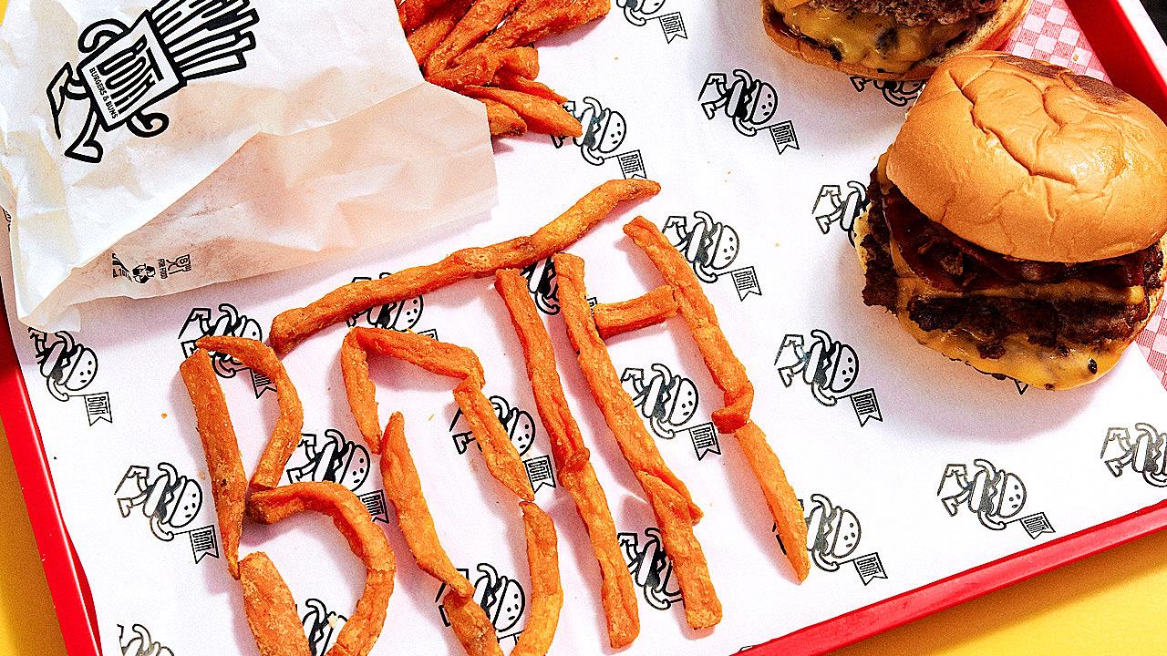 Both Burgers and Buns: Ένα μπεργκεράδικο που έλειπε από τη Νέα Πεντέλη