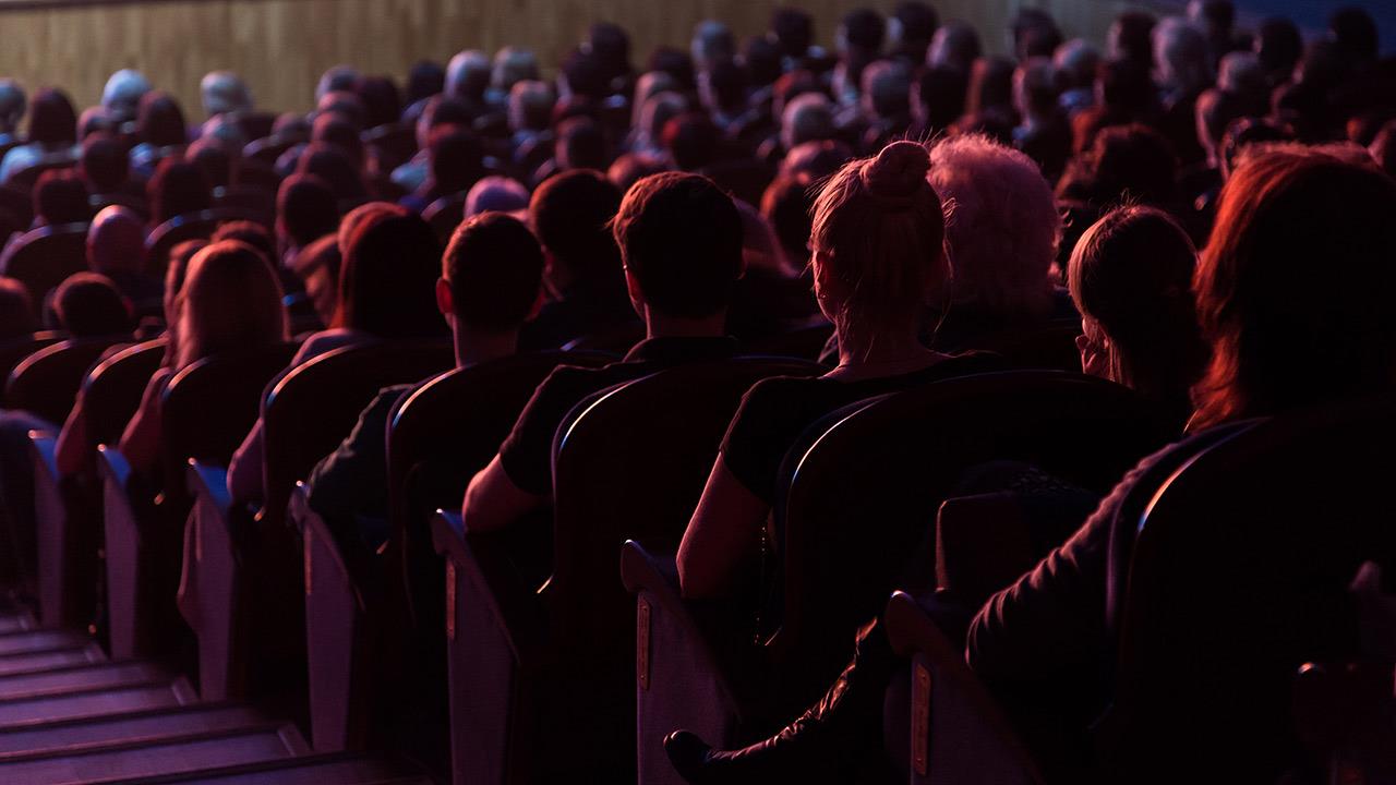 Γιατί μας πιάνει FOMO με τις sold out παραστάσεις;