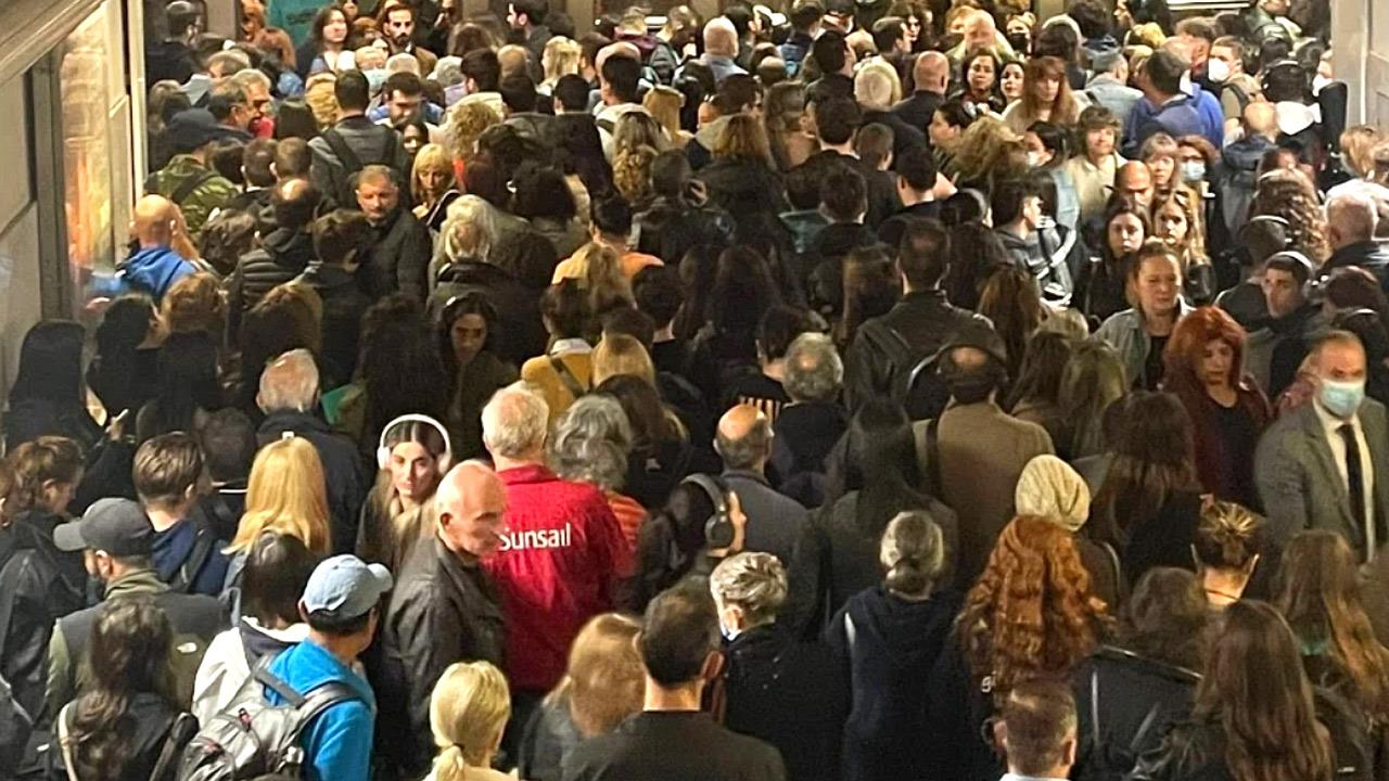 Τεράστιος ο συνωστισμός στο Μετρό Συντάγματος: Ενεργοποίησαν πρωτόκολλο ασφαλείας