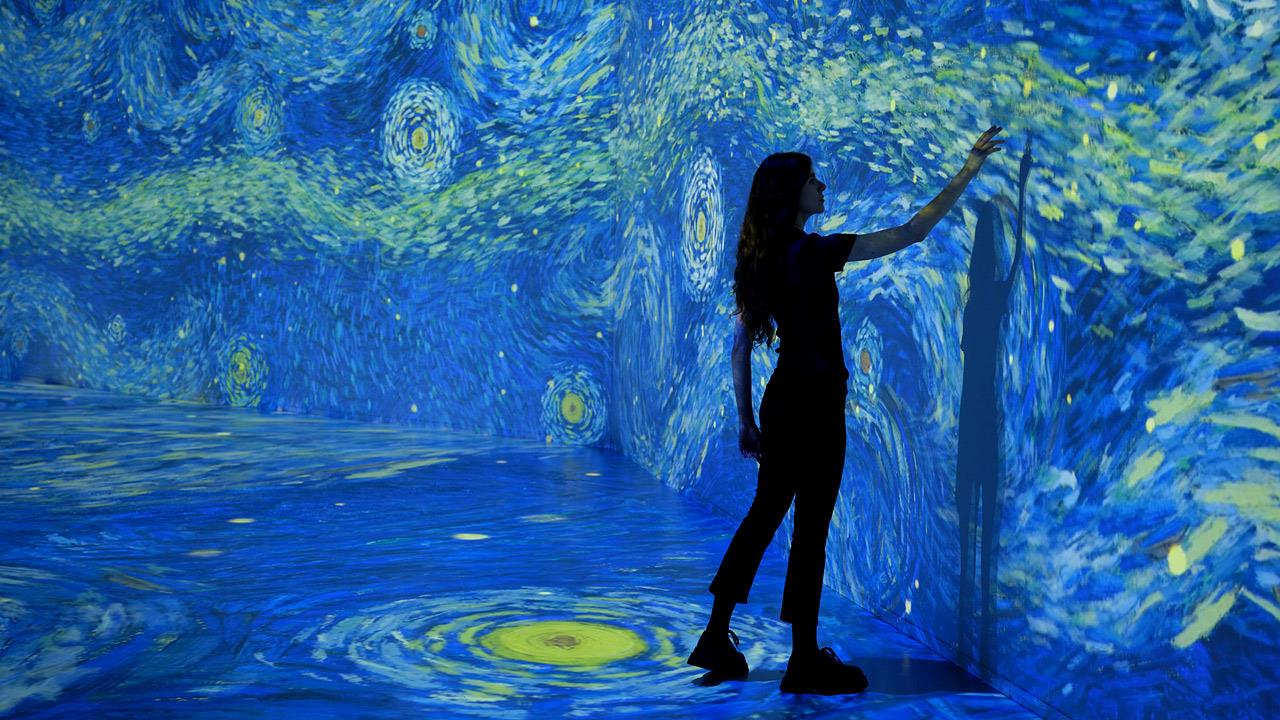 Είδαμε την έναστρη νύχτα με τα μάτια μας στο Van Gogh Immersive Experience