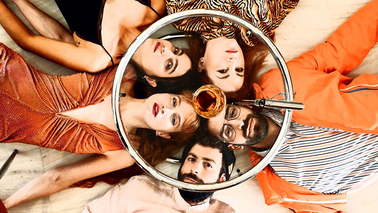 (Love me) Tinder: Μια δίγλωσση παράσταση για τις σύγχρονες σχέσεις στο Theatre of the NO