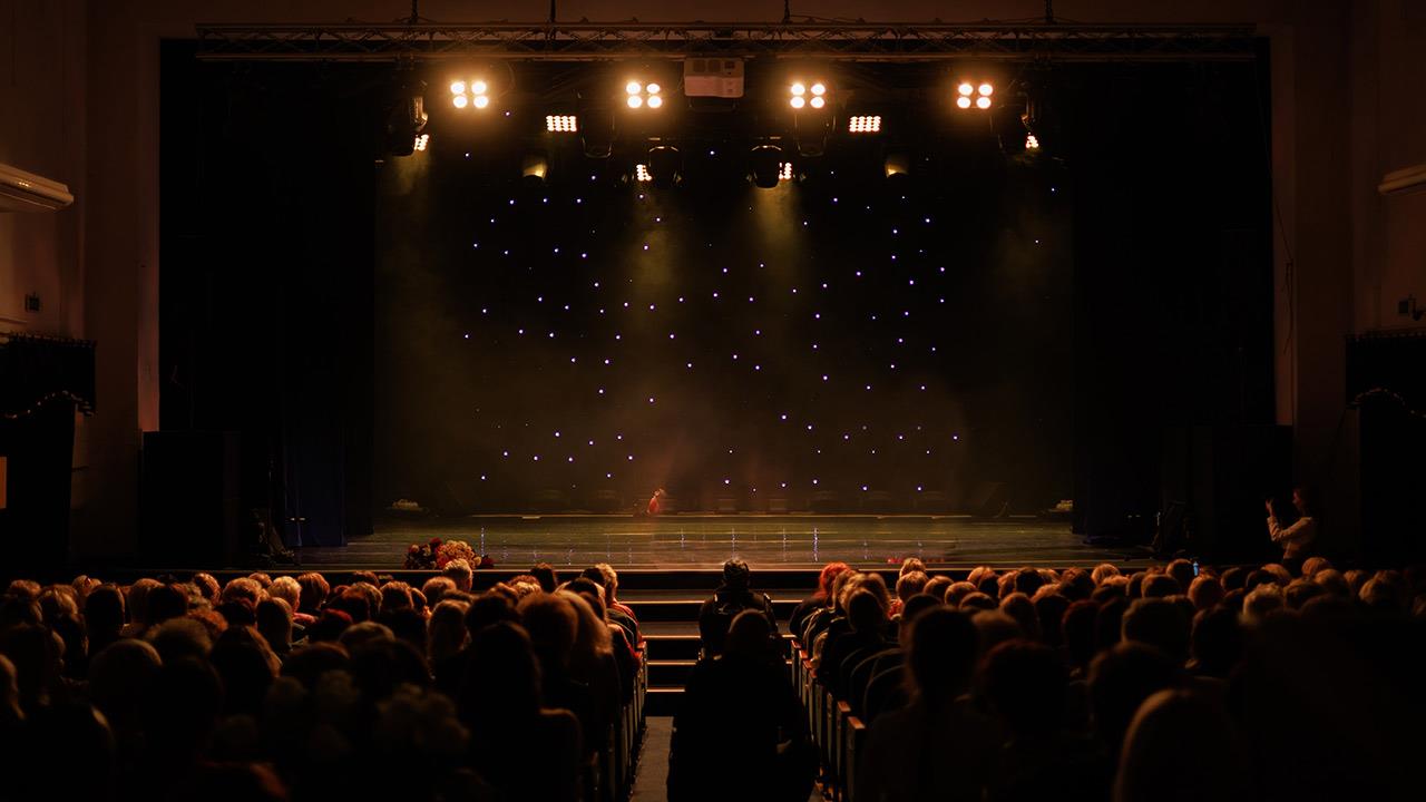 Πώς να διαλέξεις τι να (πρωτο)δεις στο θέατρο