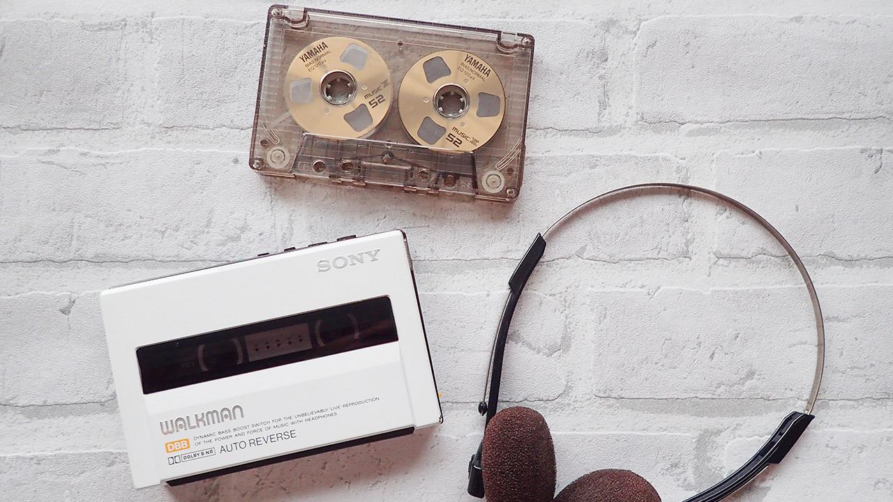 Η δυναμική επιστροφή του ρετρό: Γιατί γυρίζουμε πίσω στα βινύλια και τα Walkman;