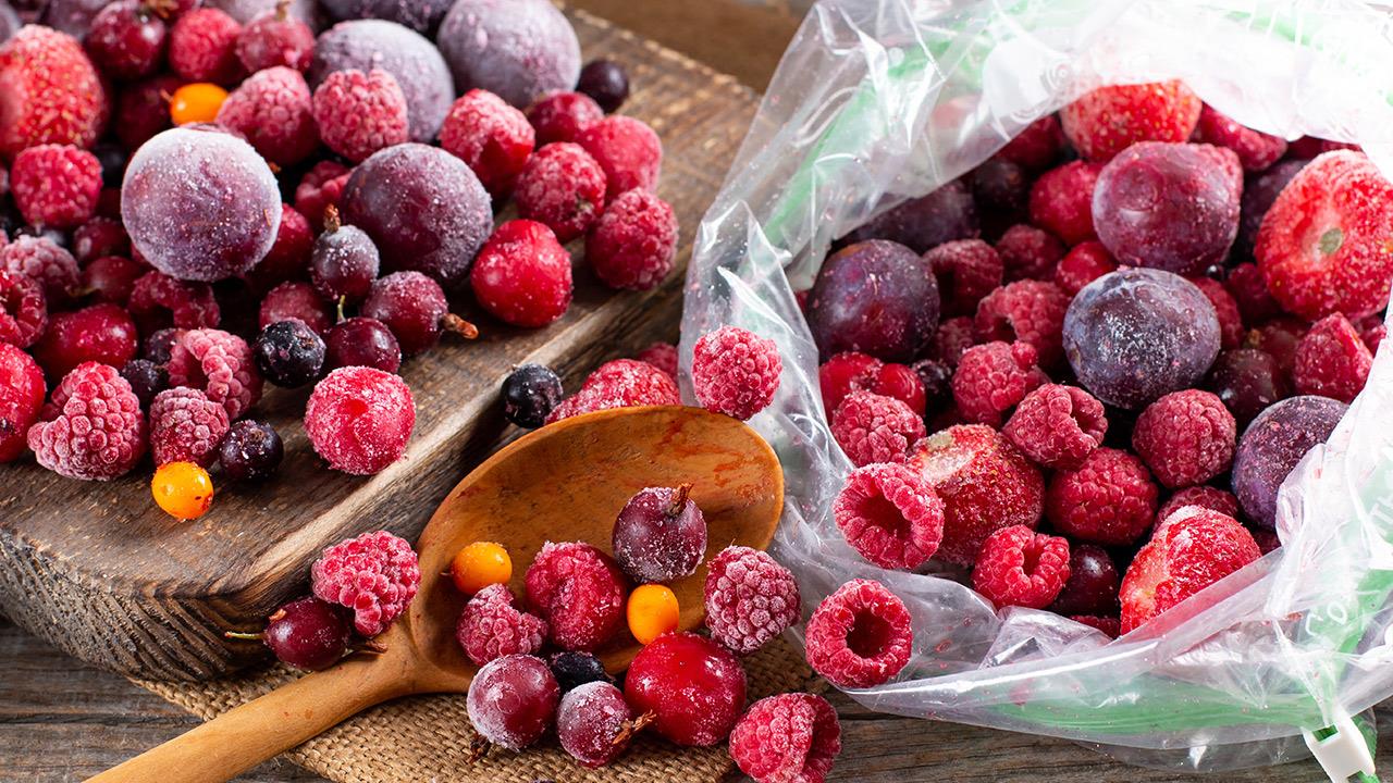 Οι λόγοι που πρέπει πάντα να έχεις μούρα στην κατάψυξη