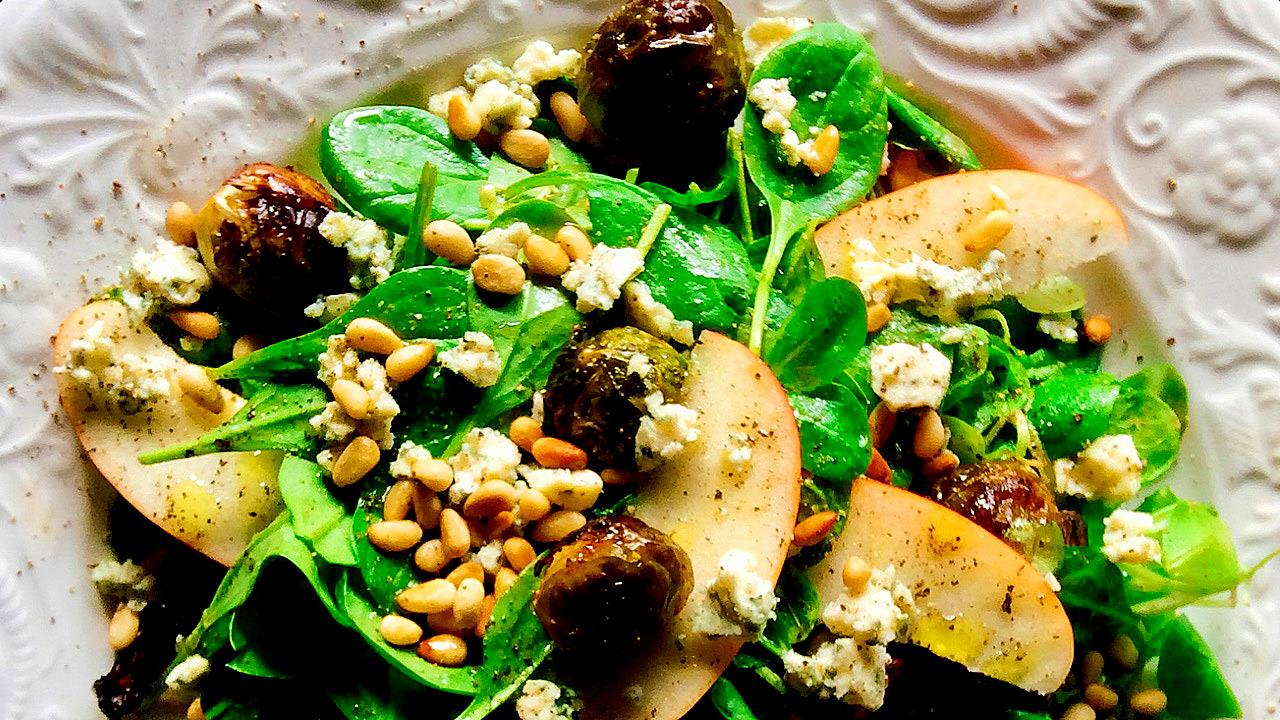 Φθινοπωρινή σαλάτα με ψητά λαχανάκια Βρυξελλών, μήλα και ροκφόρ