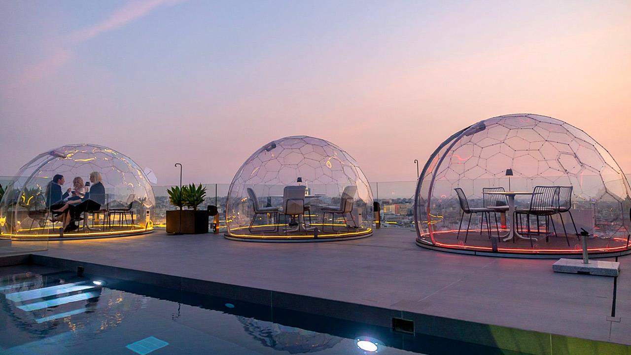 Let’s bubble: Τρώγοντας σε ένα ιγκλού στη σκιά της Ακρόπολης