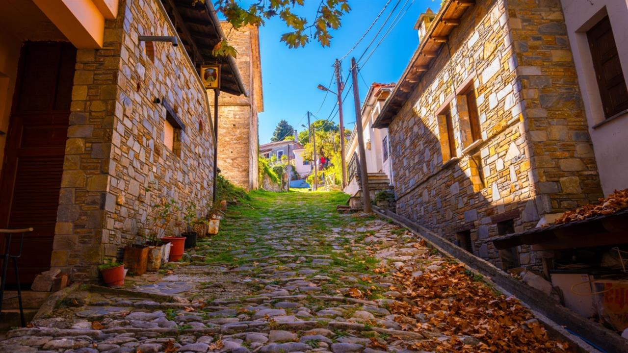 Τα ελληνικά χωριά που μοιάζουν να έχουν βγει από παραμύθι