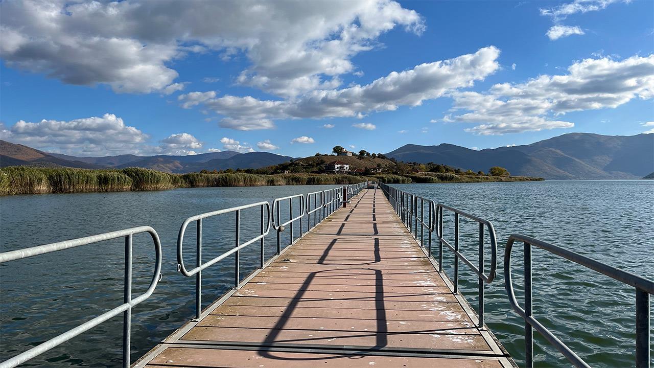 Ο Άγιος Αχίλλειος είναι νησί… αλλά όχι από εκείνα που έχεις συνηθίσει