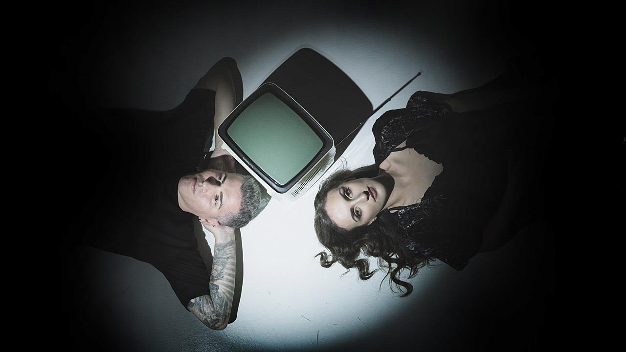 Ζωή εκτός οθόνης: Μια μουσική παράσταση του Παρασκευά Καρασούλου στο Θέατρο Radar