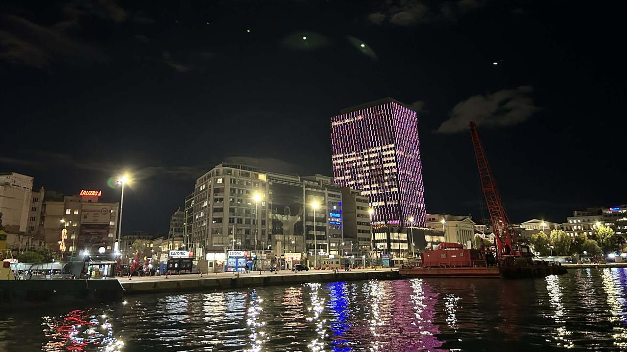 Φωταγωγήθηκε ο Πύργος Πειραιά για τα φετινά Χριστούγεννα (βίντεο)