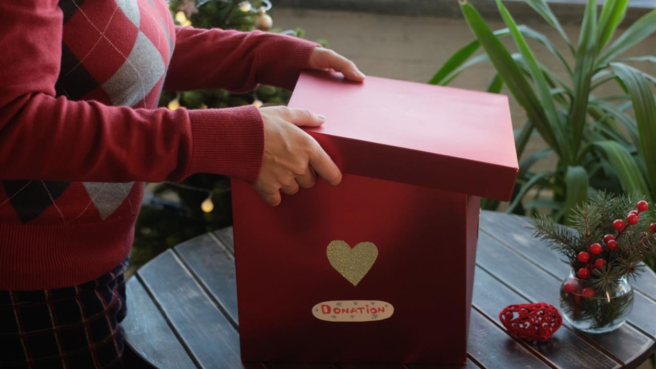 Εθελοντισμός στην Ελλάδα: Δράσεις που αξίζει να στηρίξεις (και) τα Χριστούγεννα