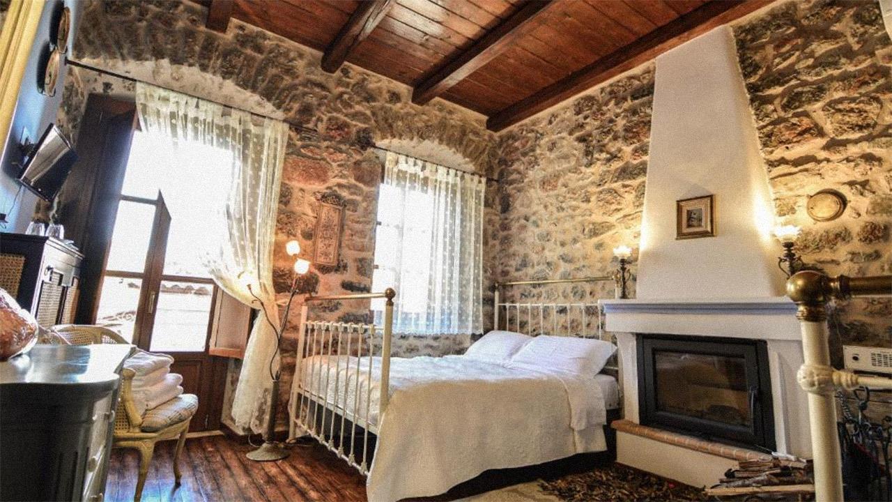 Δωμάτια με τζάκι σε Πελοπόννησο και Πήλιο για να πας να χουχουλιάσεις