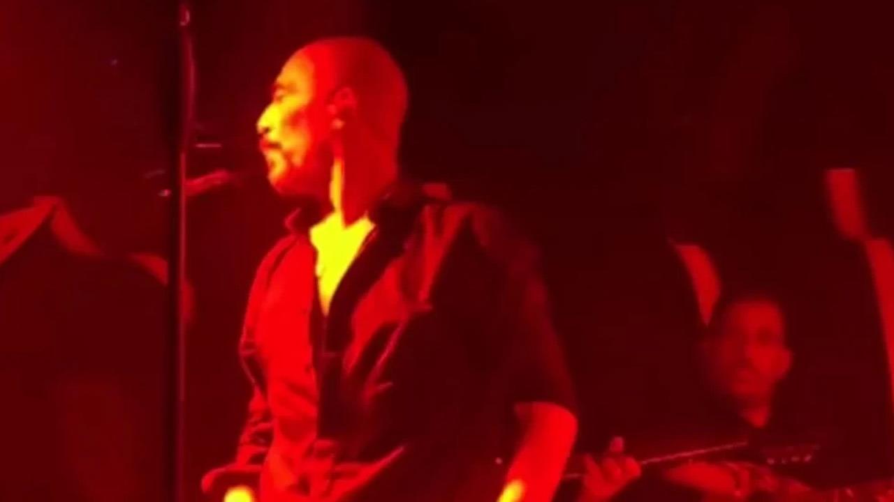 Βαλάντης: Viral η αντίδρασή του να φτύσει στην σκηνή ενώ ήταν έξαλλος με τους μουσικούς του