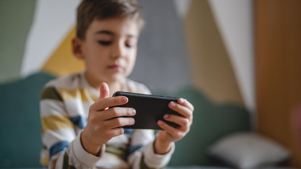 Παιδιά, οθόνες και social media στην Ελλάδα: Τι δηλώνουν οι γονείς για τη χρήση smartphone
