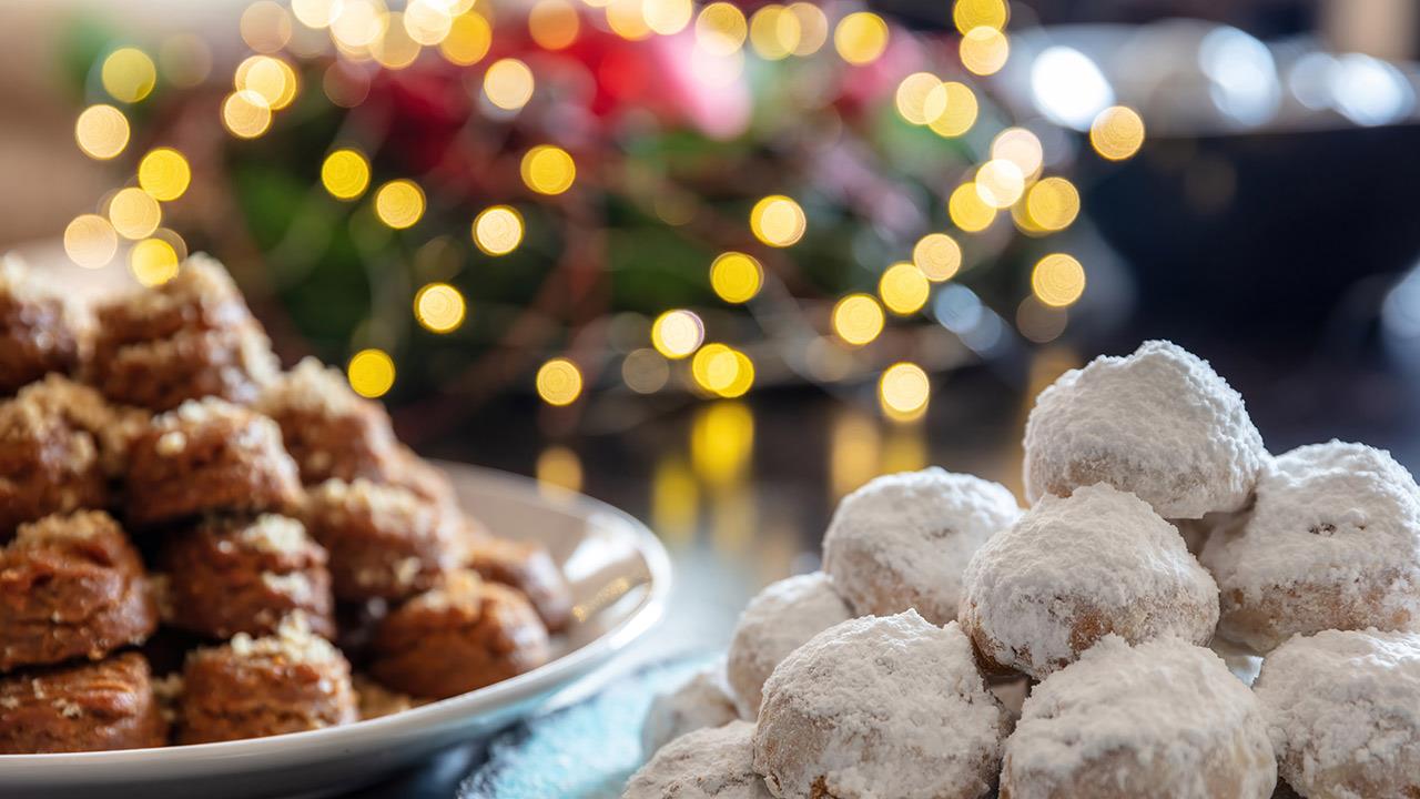 Χριστουγεννιάτικα γλυκά: Μελομακάρονα vs Κουραμπιέδες  – Η αιώνια μάχη
