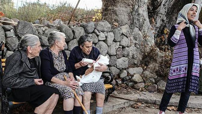 Ο Guardian εξυμνεί τη γιαγιά της Λέσβου