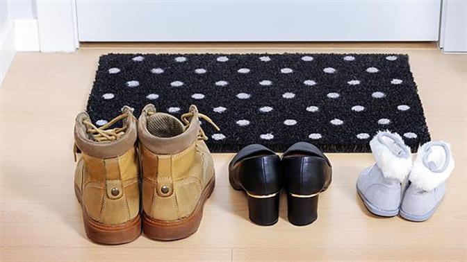 Γιατί πρέπει να βγάζουμε τα παπούτσια στο σπίτι